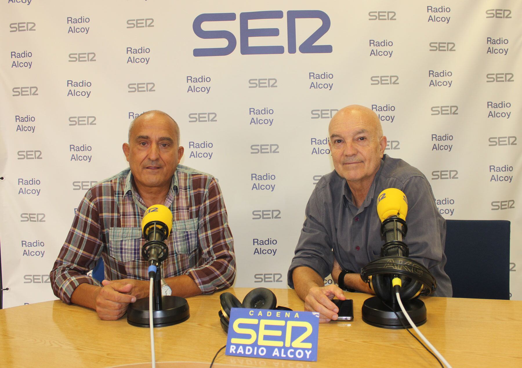 Juan Valls y Josele García, en el estudio central de Radio Alcoy