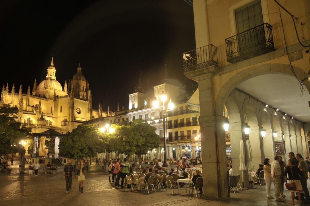 Imagen de la plaza Mayor con la instalación de terrazas  