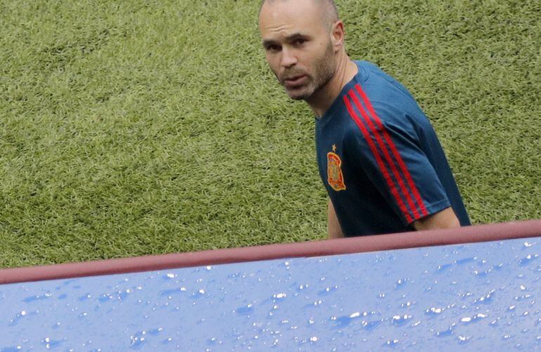 Iniesta, cerca del banquillo