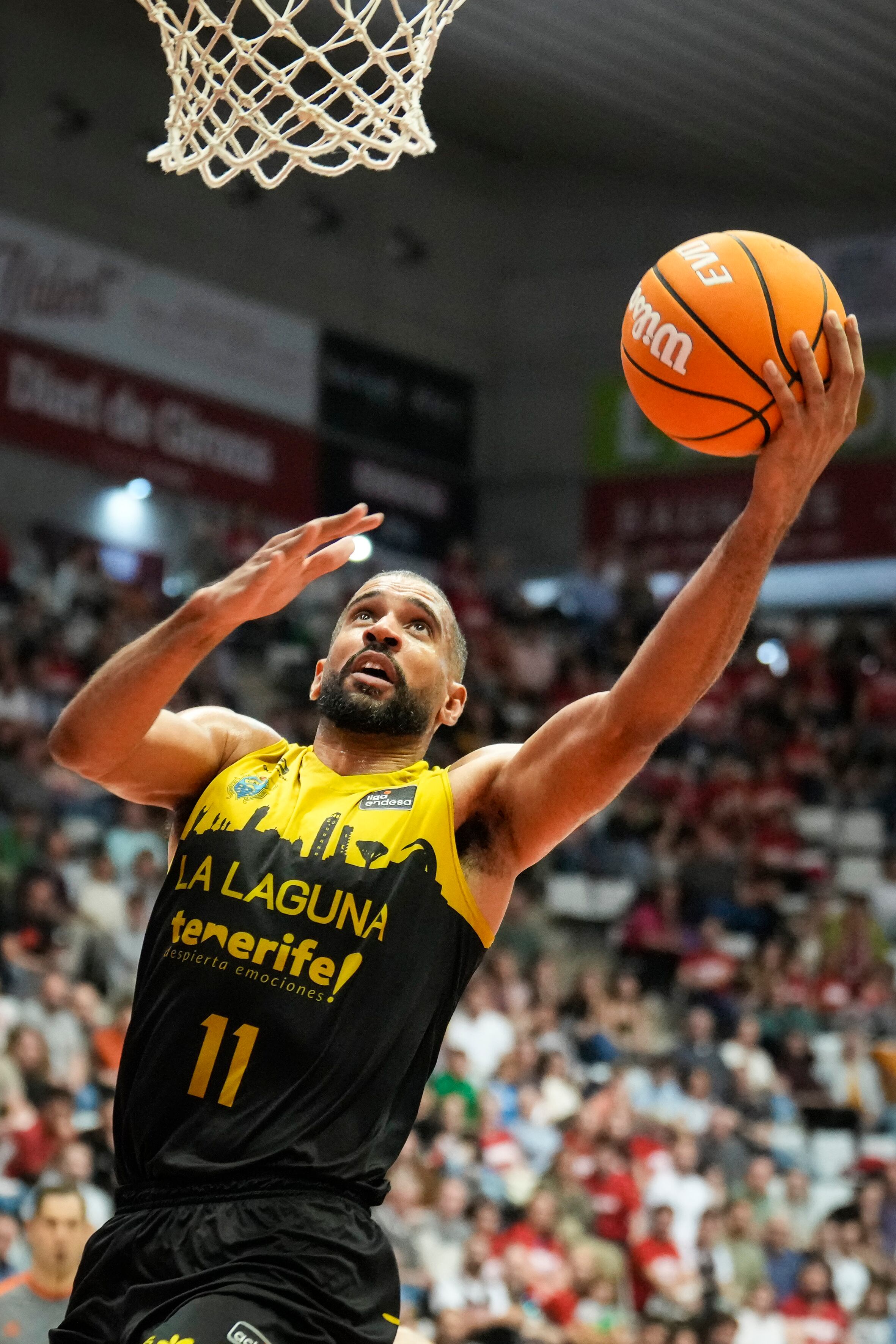 GIRONA, 04/05/2025.- El alero canadiense del Laguna Tenerife Thomas Scrubb intenta la canasta durante el encuentro ante el Basquet Girona de la Liga Endesa de baloncesto en el pabellón de Fontajau de Girona este domingo. EFE/David Borrat