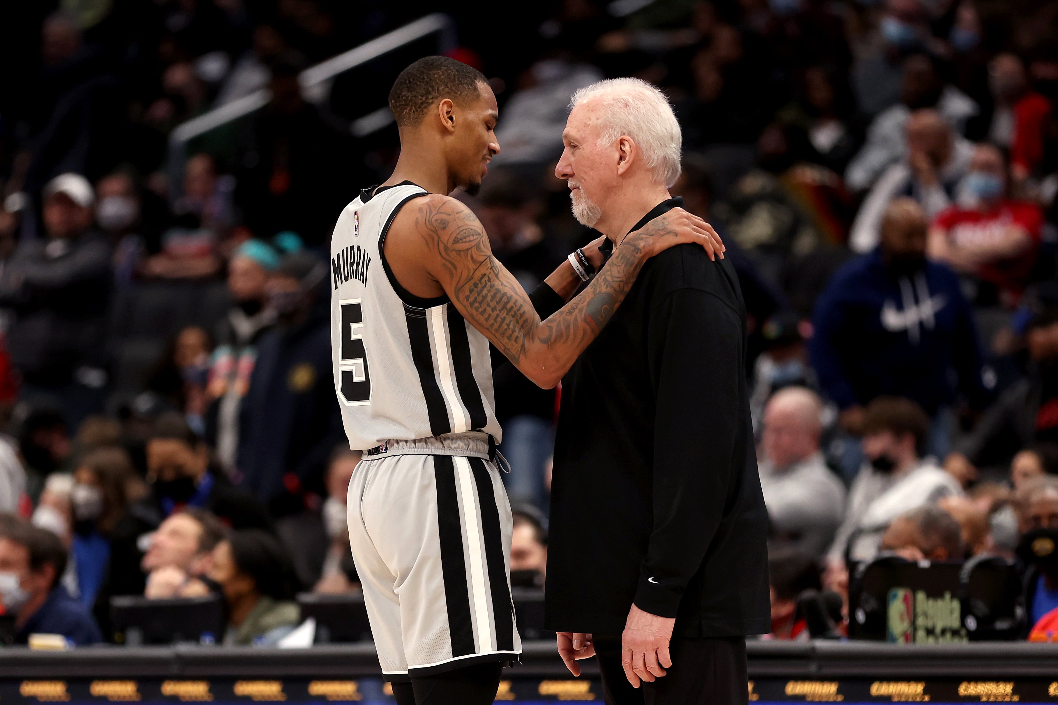 Dejounte Murray felicita a Gregg Popovich