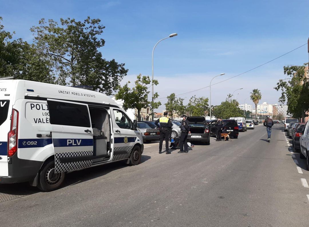 Agentes policiales en el distrito del Marítim de València