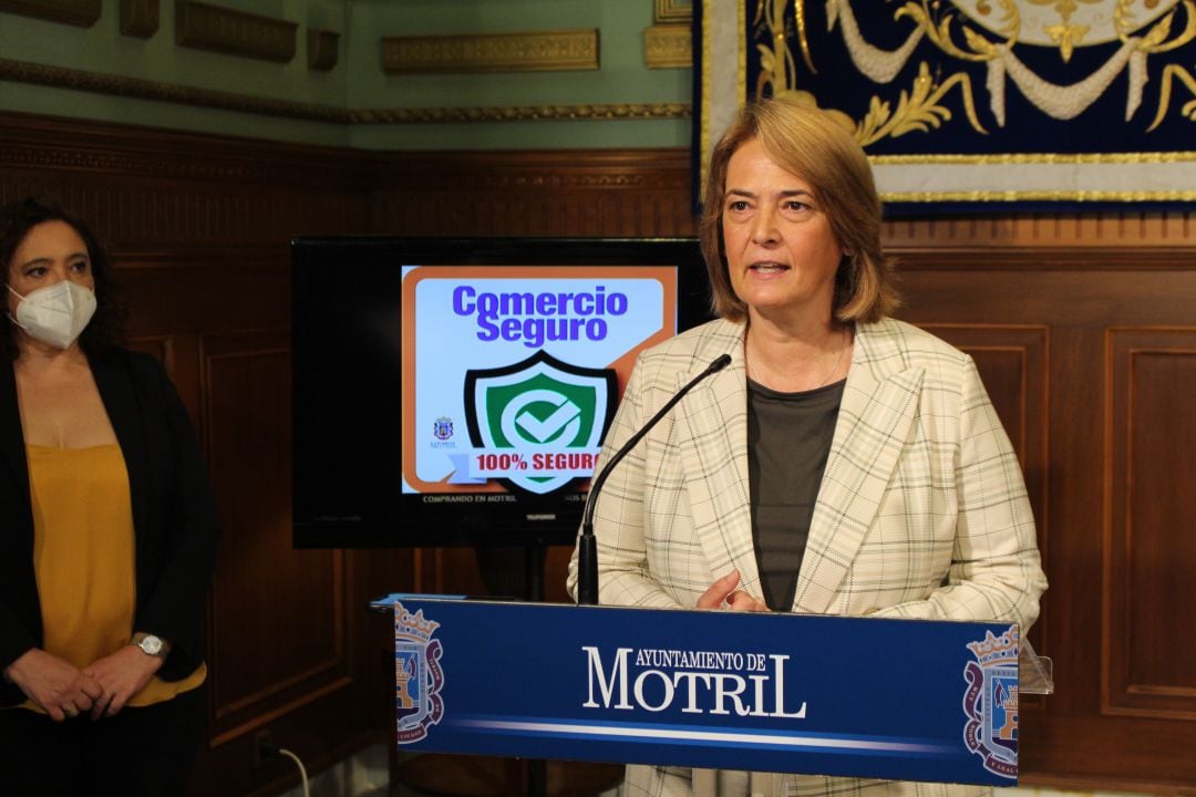 La alcaldesa de Motril, Luisa García Chamorro, y la concejala de comercio, Susana Peña, presentan la campaña de ayuda al sector comercial