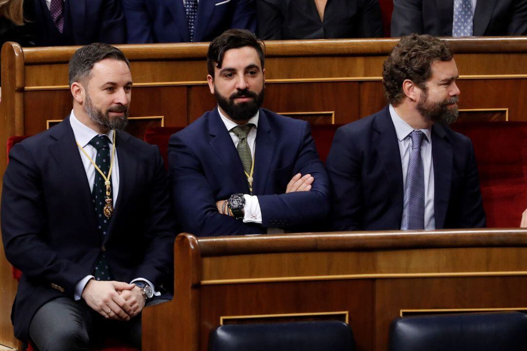 Los diputados de Vox Santiago Abascal e Iván Espinosa de los Monteros y el asesor del partido Jacobo González-Robatto durante la apertura solemne de la XIV legislatura en el Congreso de los Diputados.