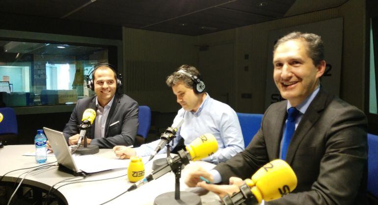 Ignacio Aguado, Javier Casal y José Cepeda durante la tertulia en Radio Madrid