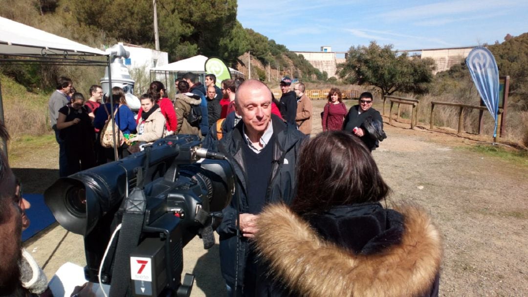 Jaime Palop, consejero delegado de Emasesa, atiende a los medios de comunicación con la presa del Gergal al fondo