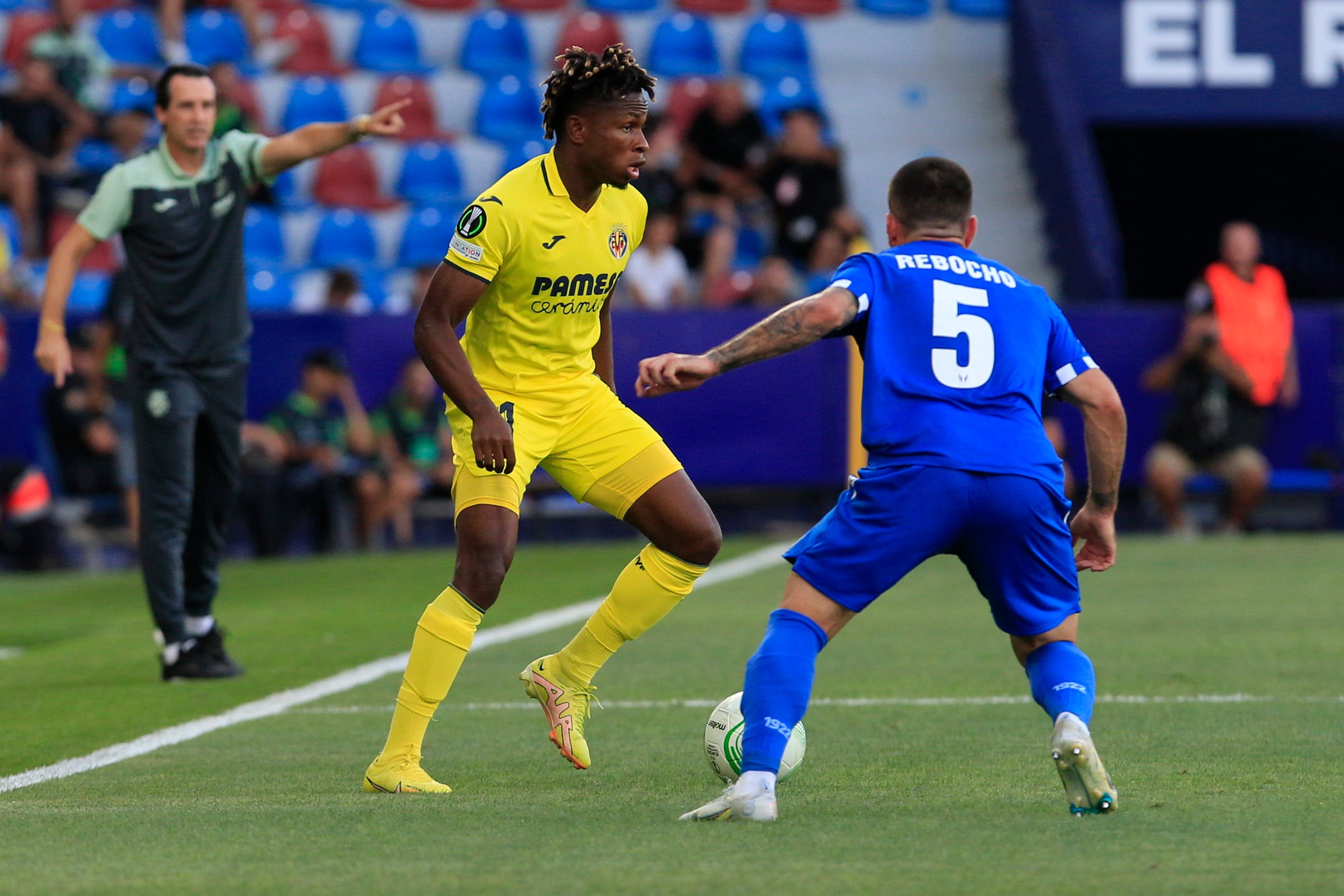 VALENCIA, 08/09/2022.- El centrocampista nigeriano del Villarreal Samu Chukwueze (i) disputa un balón con Pedro Rebocho (c), defensa portugués del Lech Poznan, durante el partido correspondiente a la primera jornada del Grupo C de la Liga Europa Conferencia de la UEFA que disputan este jueves en el estadio Ciutat de València. EFE/ Ángel Sánchez
