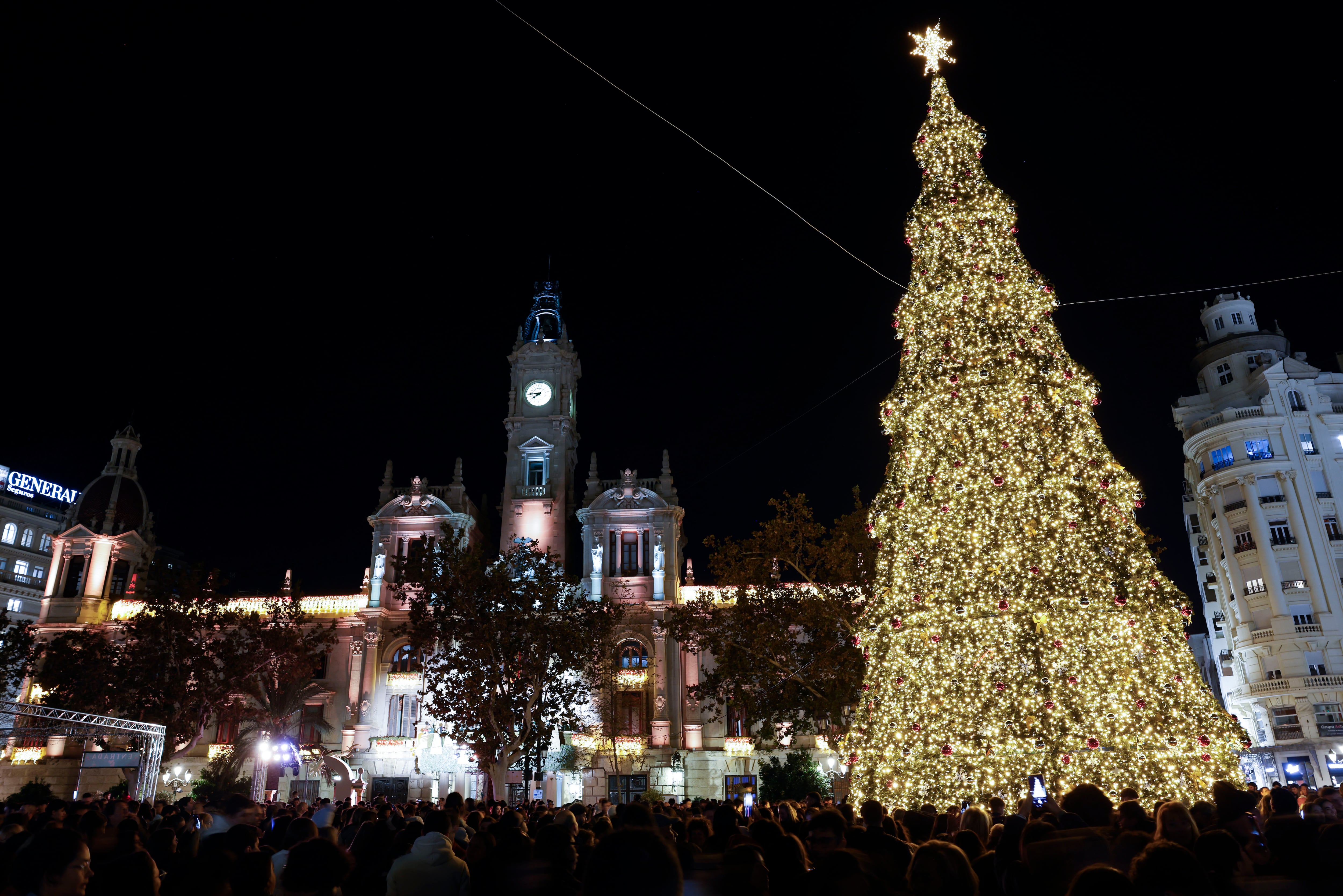 Este viernes por la noche se ha procedido a encender los dos millones de leds que iluminan la Navidad en València, que tendrá 19 árboles repartidos por todos los barrios y cuyo presupuesto en iluminación ha aumentado este año un 45 % hasta alcanzar los 615.711 euros.