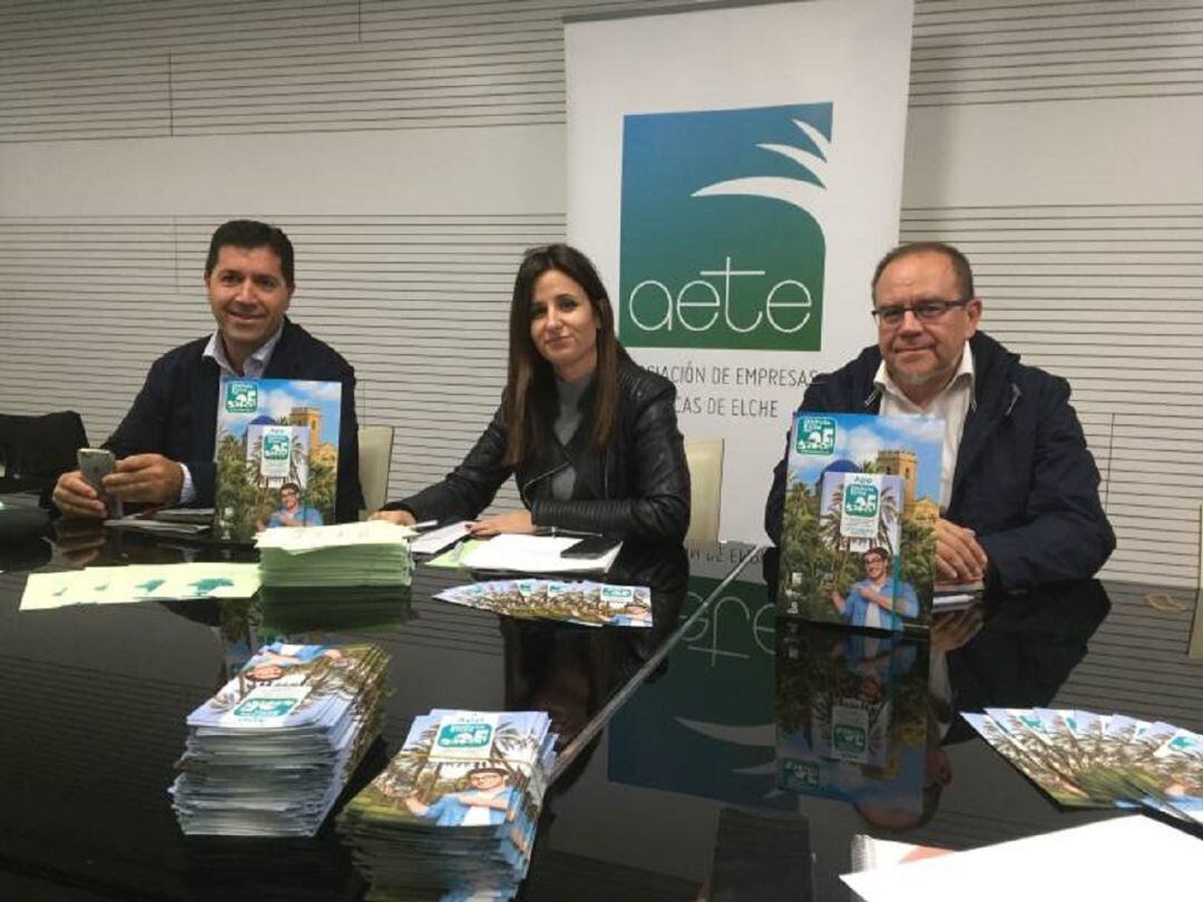 Esther Guilabert (c), presidenta de la Asociación de Empresas Turísticas de Elche