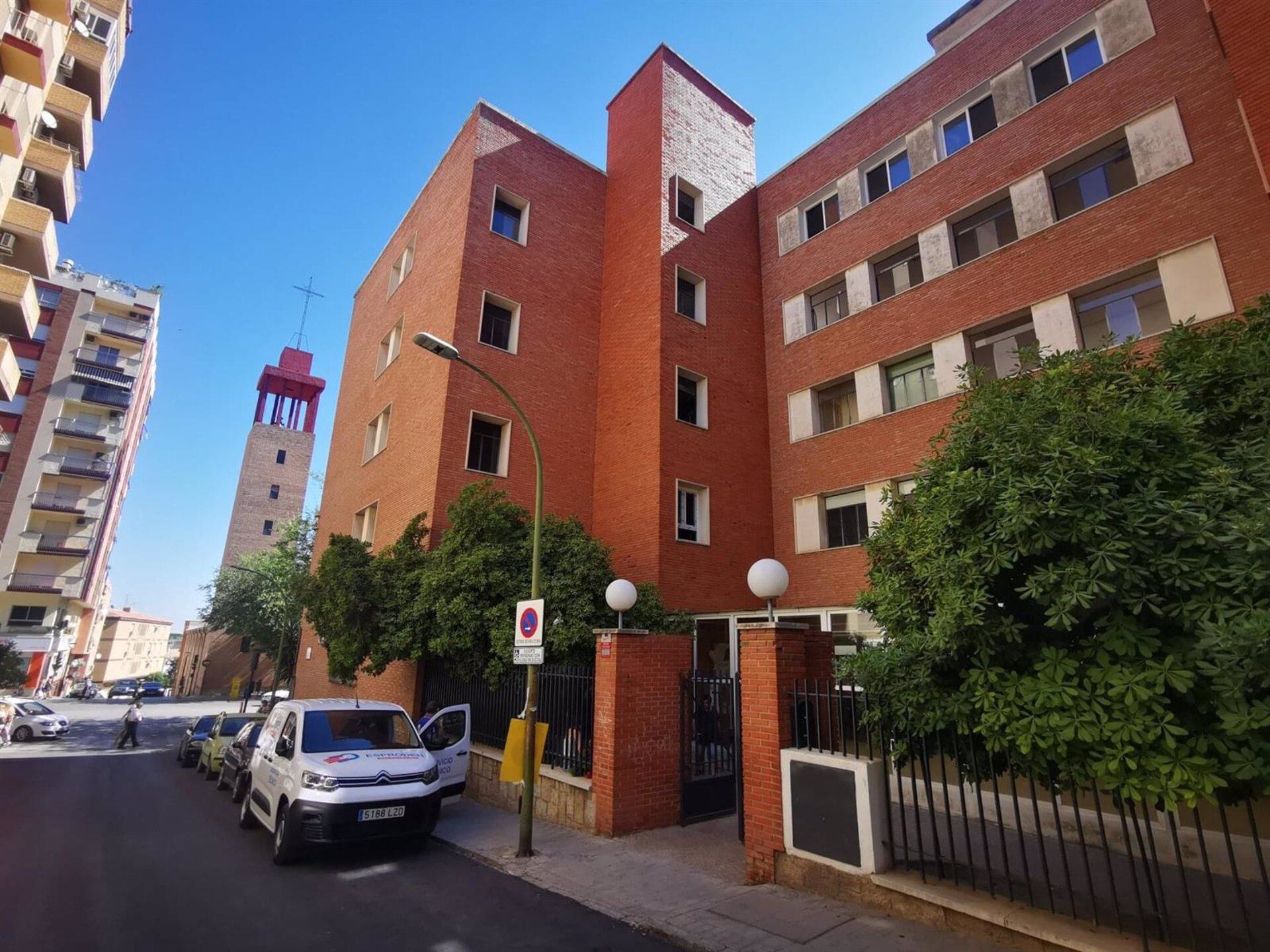 Fachada lateral de la Universidad Popular Municipal de la ciudad de Jaén