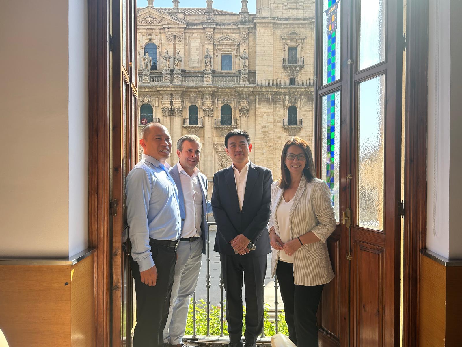 De izquierda a derecha, el representante de la empresa en Europa, Sheng Jiajie; el alcalde, Julio Millán; el gerente, Li Jia, y la concejala de Urbanismo, África Colomo.