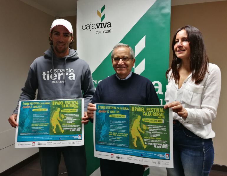 De iz a dcha Pablo Fuentes, Vicente Calle alcalde de La Lastrilla y Beatriz Serrano durante la presentación del II Festival de Pádel