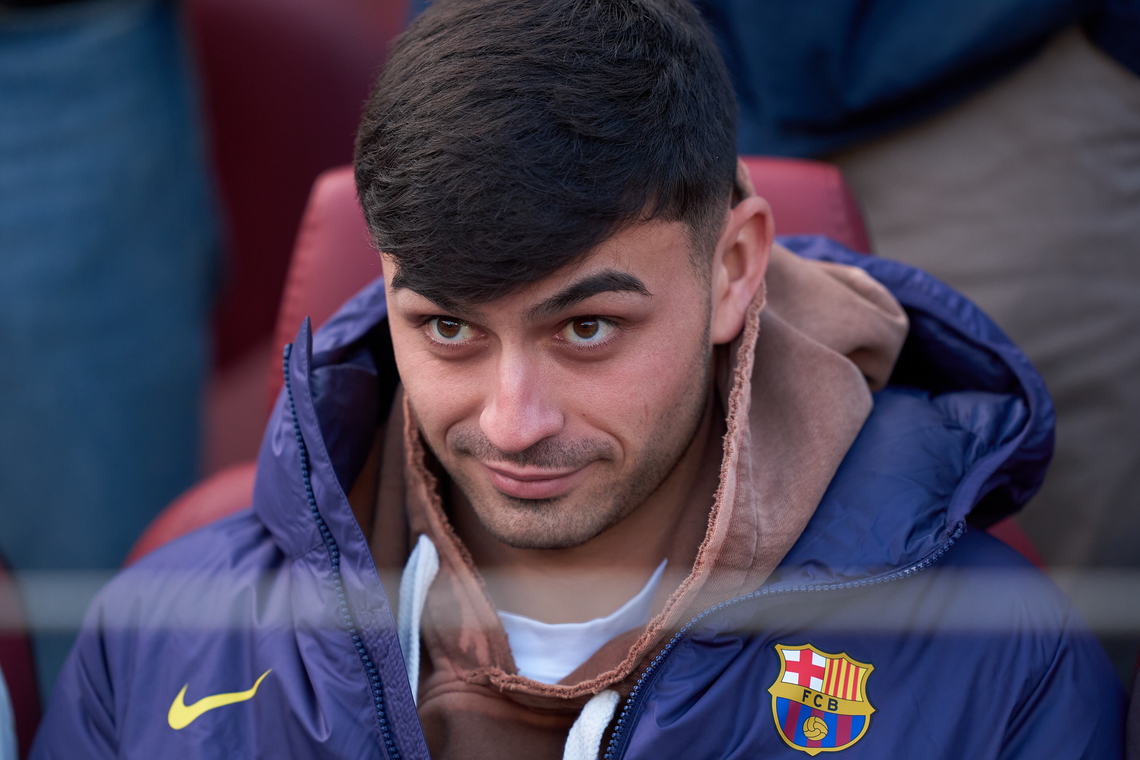 Pedri en la grada durante el partido del Barça contra el Oviedo