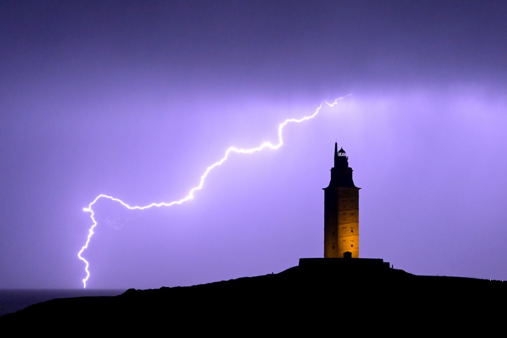 Un relámpago, junto a la Torre de Hércules, en A Coruña.