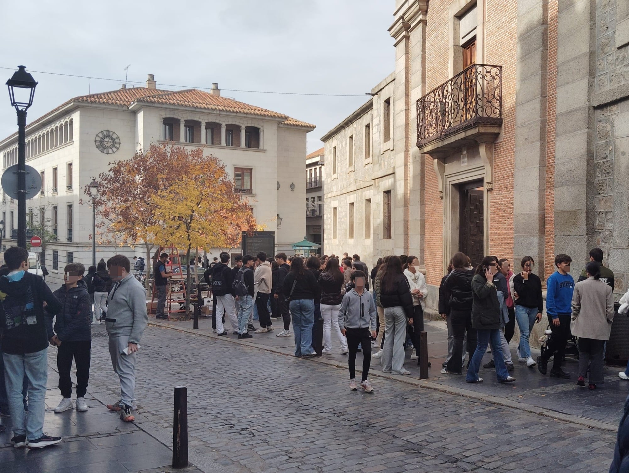 A las puertas del centro los alumnos esperaban noticias sobre lo ocurrido, visiblemente conmocionados