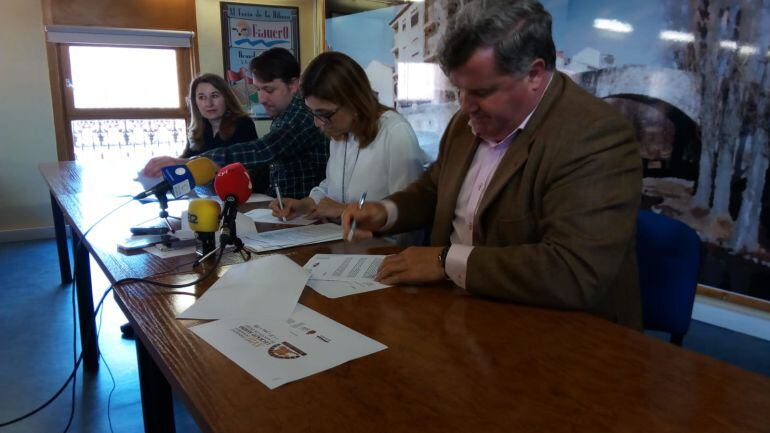 Firma del convenio para desarrollar la XVIII edición de las Jornadas de Lechazo Asado de Aranda