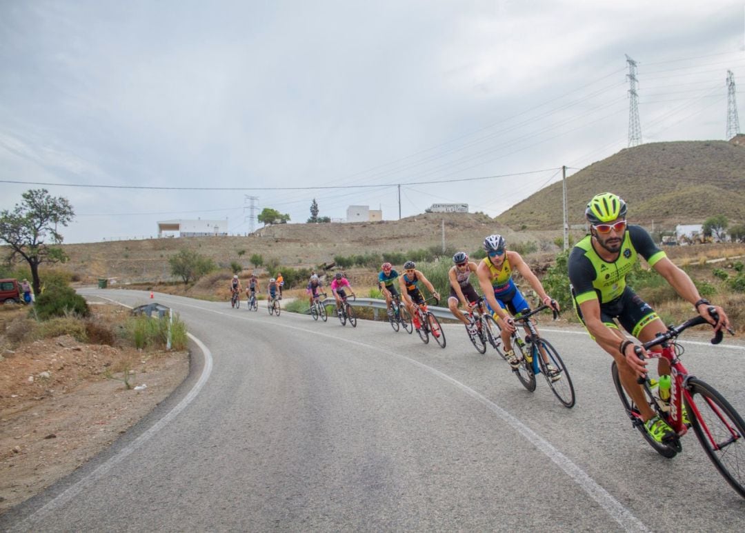 El tramo de ciclismo de la carrera suele ser espectacular.