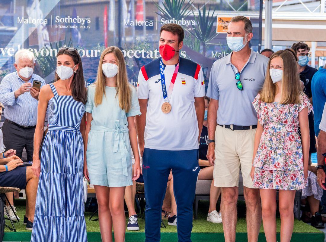 El Rey Felipe VI y la Reina Letizia, junto con sus hijas la Princesa Leonor y la Infanta Sofía, han acudido este sábado al homenaje al medallista olímpico Joan Cardona.