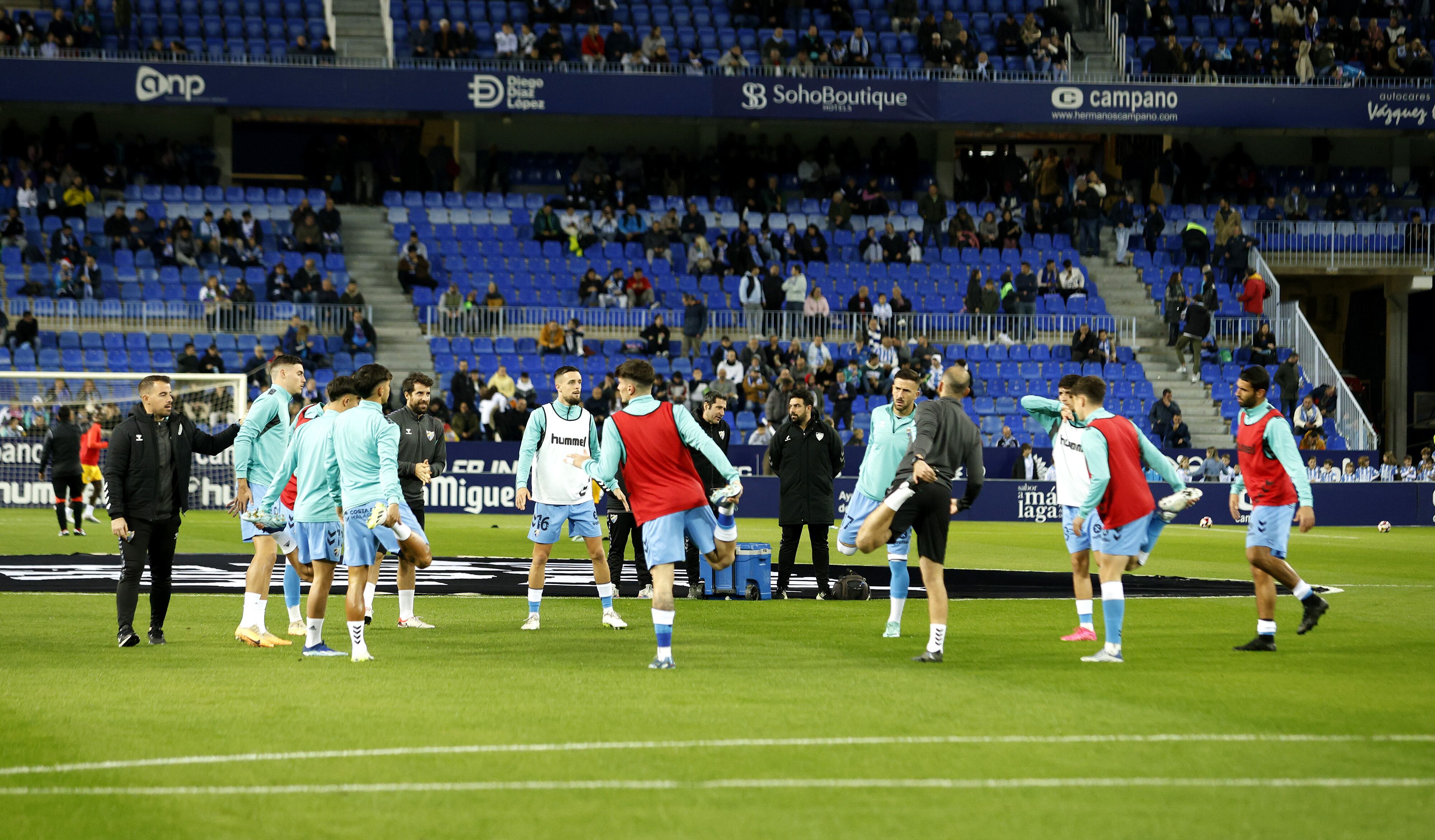 Los titulares del Málaga, durante el calentamiento antes del partido contra el Algeciras