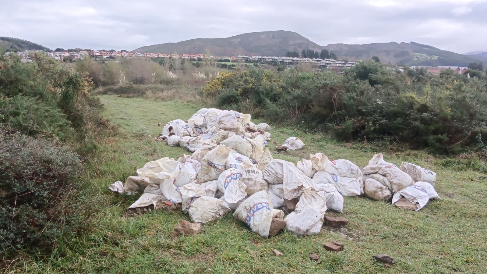 El vertido de más de cien sacos de materiales de construcción apareció en el barrio de Ornás