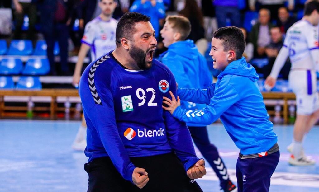 Mohamed Aly festeja la victoria al acabar el partido