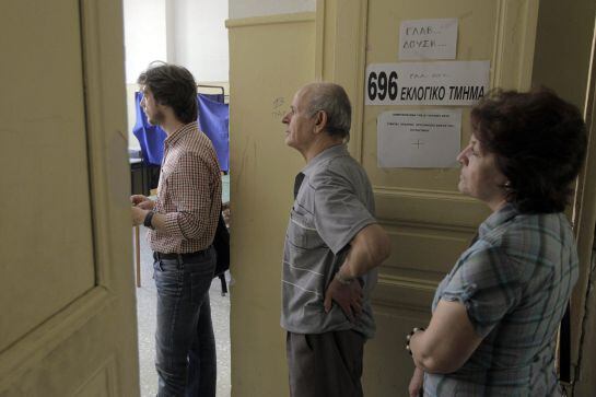 ORS11. Athens (Greece), 05/07/2015.- People wait in line to cast their ballot in a voting centre during a referendum in Athens, Greece, 05 July 2015. Greek voters in the referendum are asked whether the country should accept reform proposals made by its c