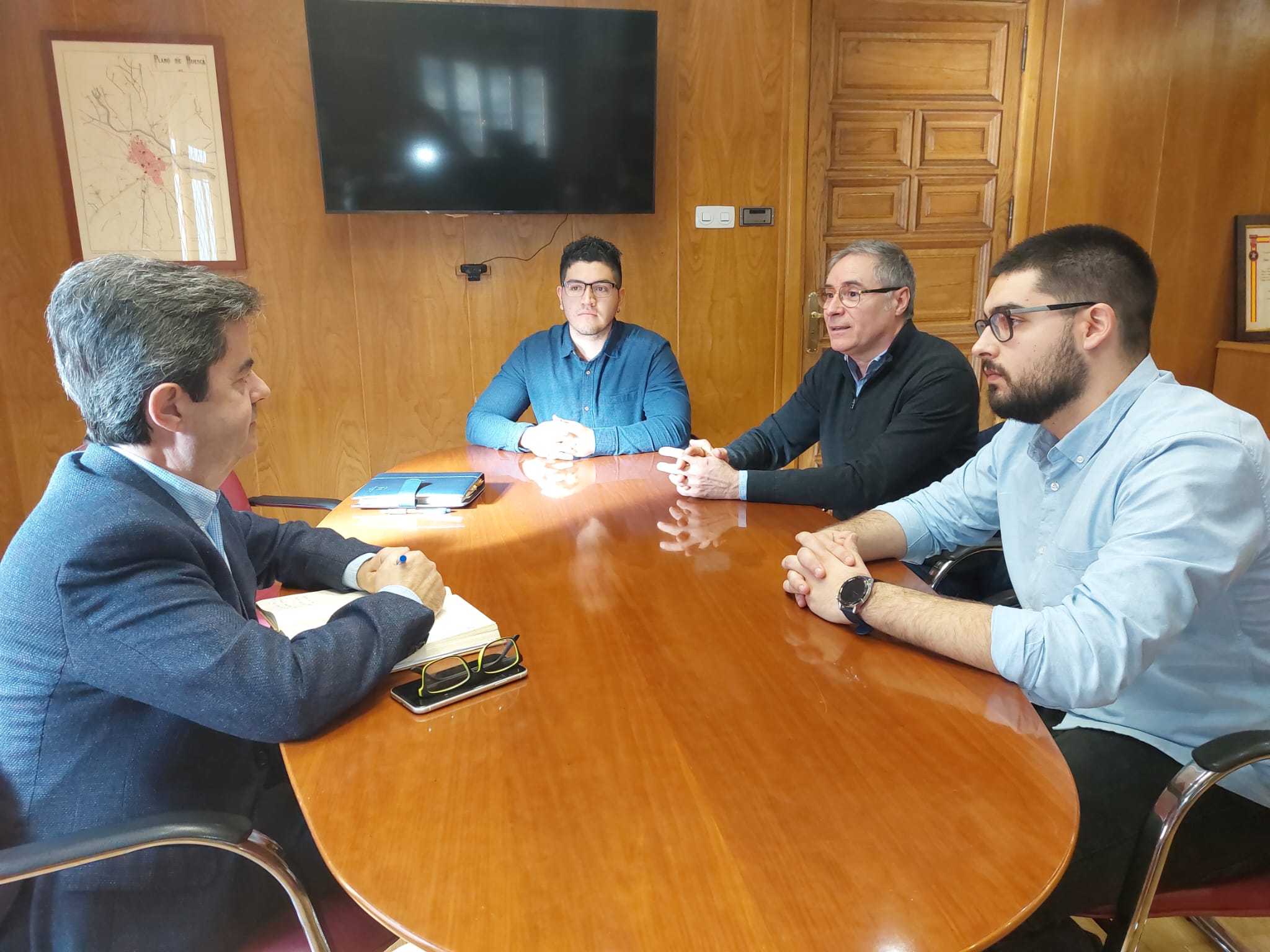 Los cocineros galardonados y el chef del Lillas Pastia, Carmelo Bosque, en su reunión de este lunes con el alcalde de Huesca, Luis Felipe