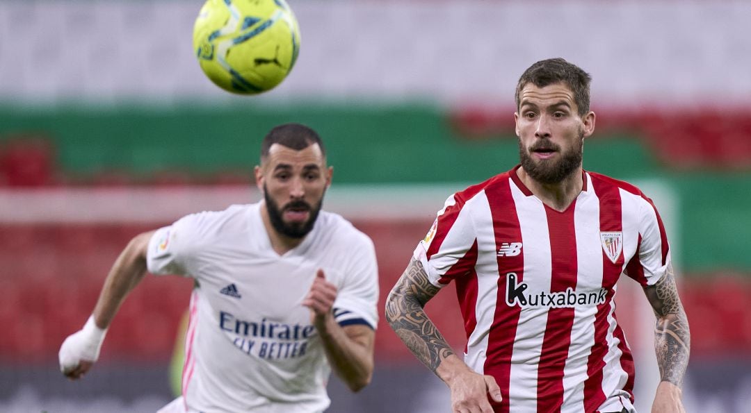 Iñigo Martínez pelea por un balón con Benzema