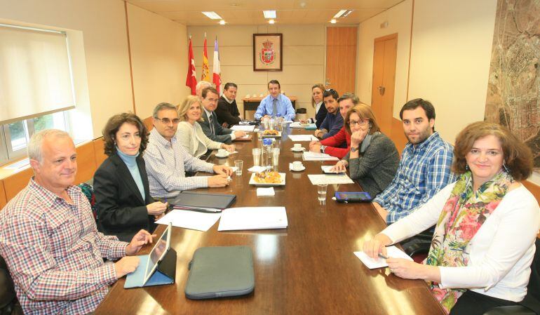 El alcalde de Tres Cantos, Jesús Moreno reunido con los directores de los colegios públicos del municipio