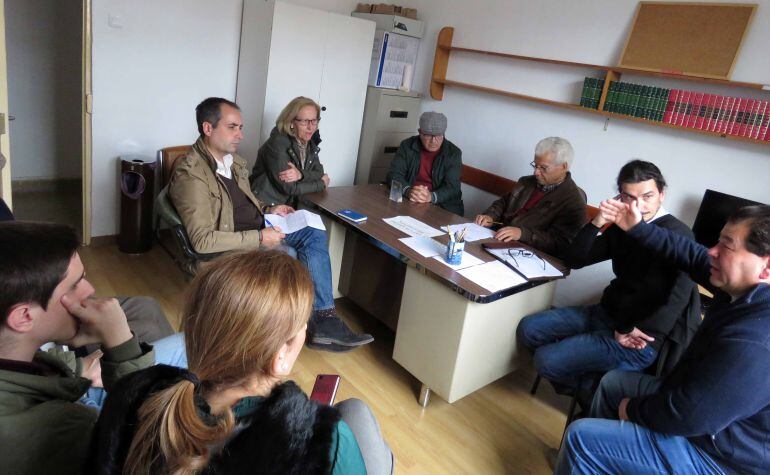 Imagen de la reunión de Antonio Saldaña con representantes vecinales de Picadueñas