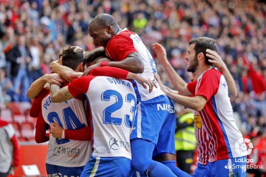 Los jugadores rojiblancos celebran el tanto de Pedro Díaz