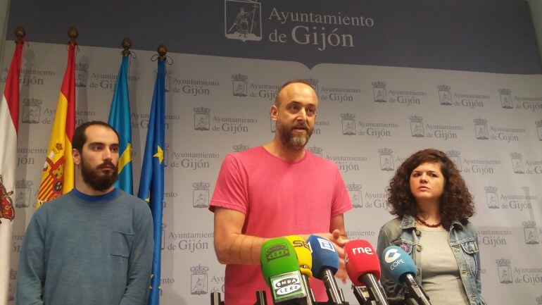 (De izquierda a derecha): El diputado autómico Héctor Piernavieja, el concejal David Alonso y la diputada por Asturias Sofía Castañón comparecen en rueda de prensa.