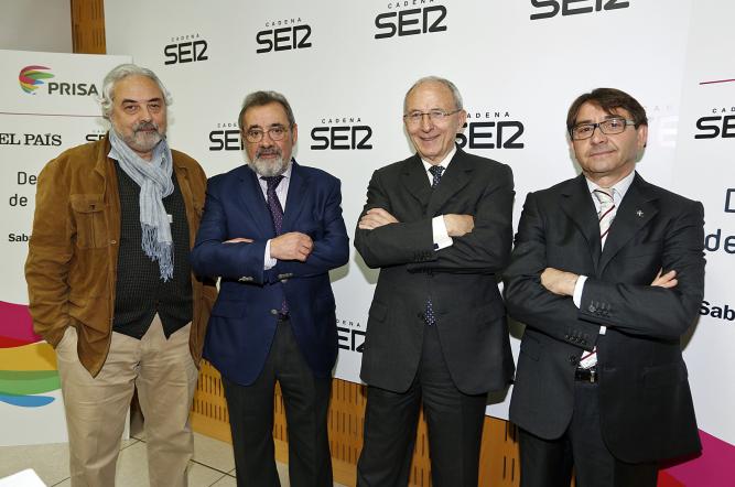 De izquierda a derecha: Javier de Lucas, catedrático de Filosofía del Derecho de la Universitat de València; José Vicente González, presidente de la patronal Cierval; Francisco Pons, presidente del Grupo Empresarial Importaco y Manuel Sanchis i Marco, profesor de la facultad de Económicas de la Universitat de València