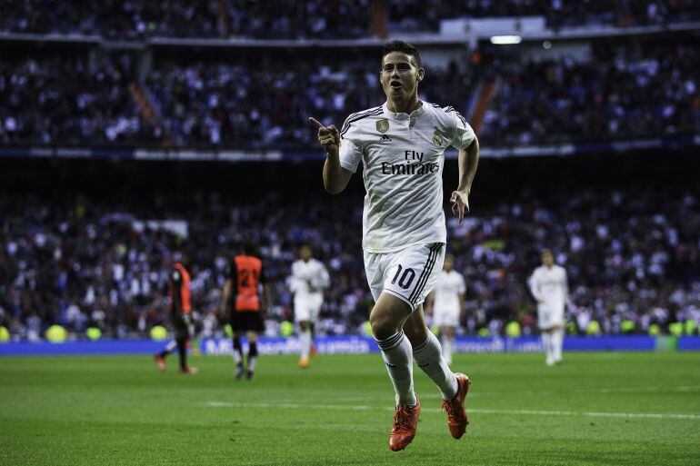 James celebra el primer gol del Madrid ante el Almería