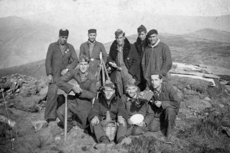 Combatientes nacionales fotografiados en la cima del Cocoto, cerca de Barruelo de Santullán.