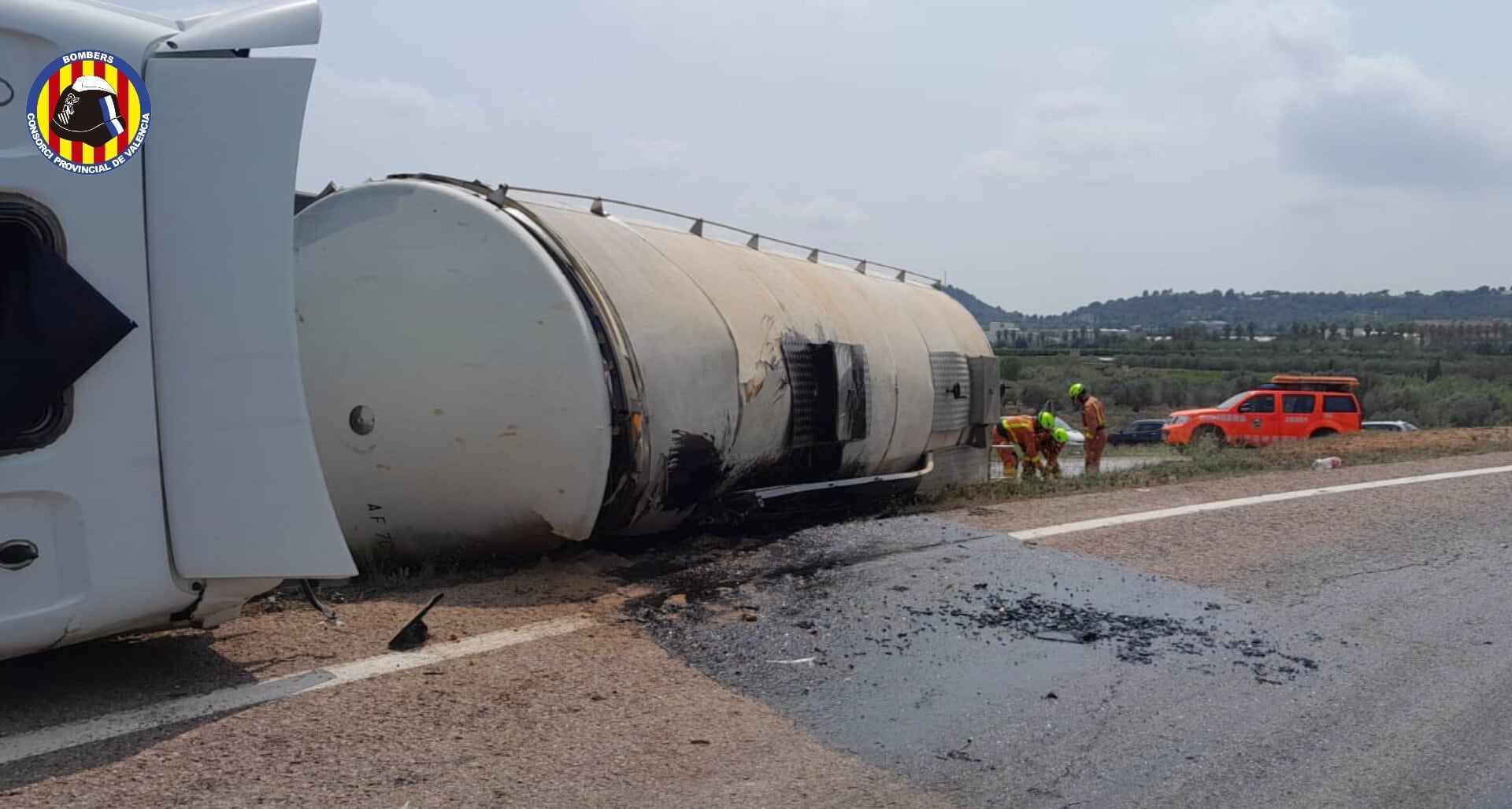 29/06/2023 Un camión cisterna vuelca y derrama 20.000 litros de mosto en la A-3.

Un camión cisterna ha volcado este jueves y ha derramado 20.000 litros de mosto cuando circulaba por la A-3 a la altura de la localidad valenciana de Chiva.

COMUNIDAD VALENCIANA ESPAÑA EUROPA VALENCIA SOCIEDAD
CONSORCIO DE BOMBEROS DE VALENCIA
