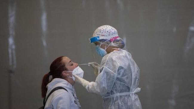 Una sanitaria realiza un test de PCR.