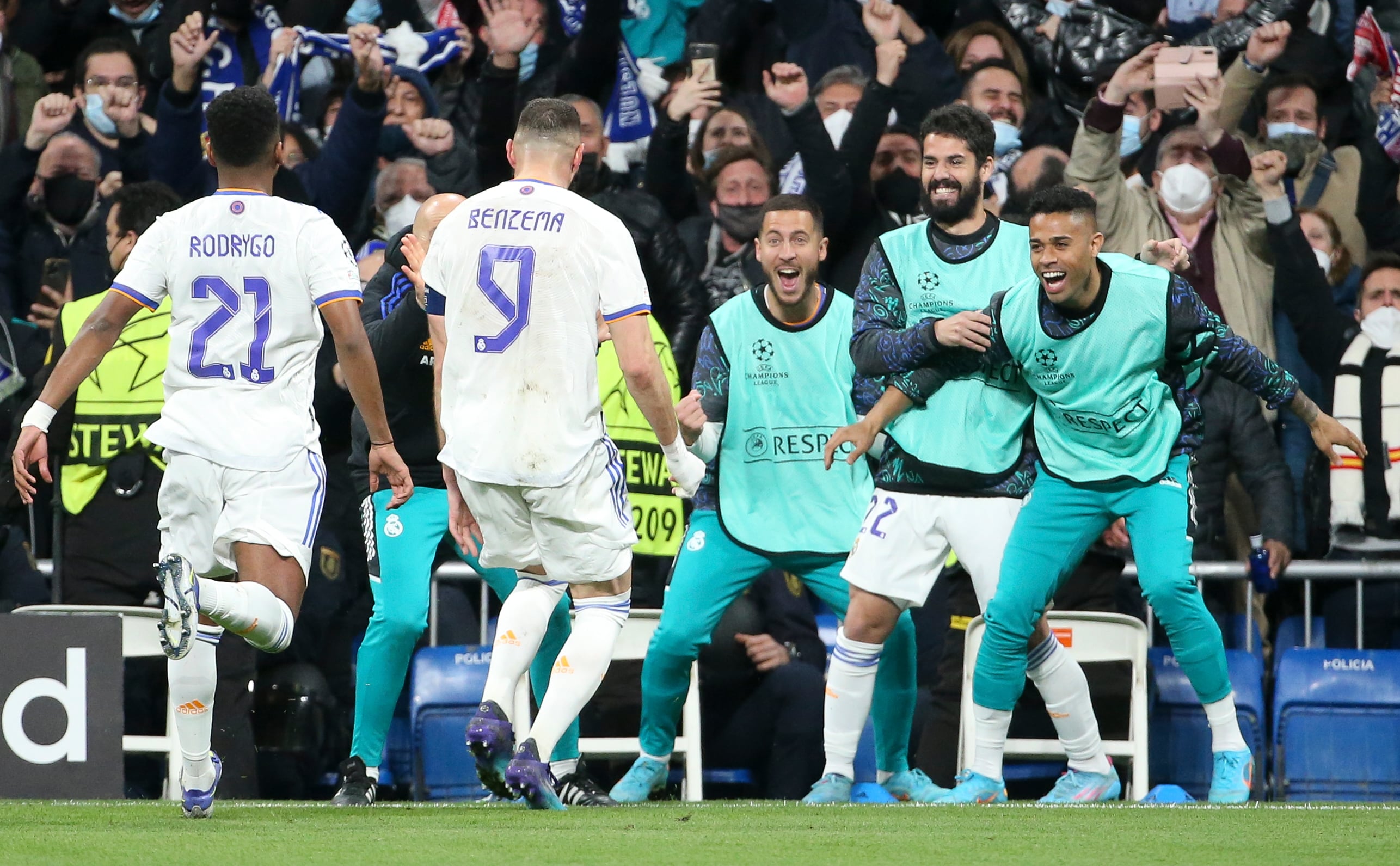 Isco, Hazard y Mariano celebran un gol de Benzema en Stamford Bridge.