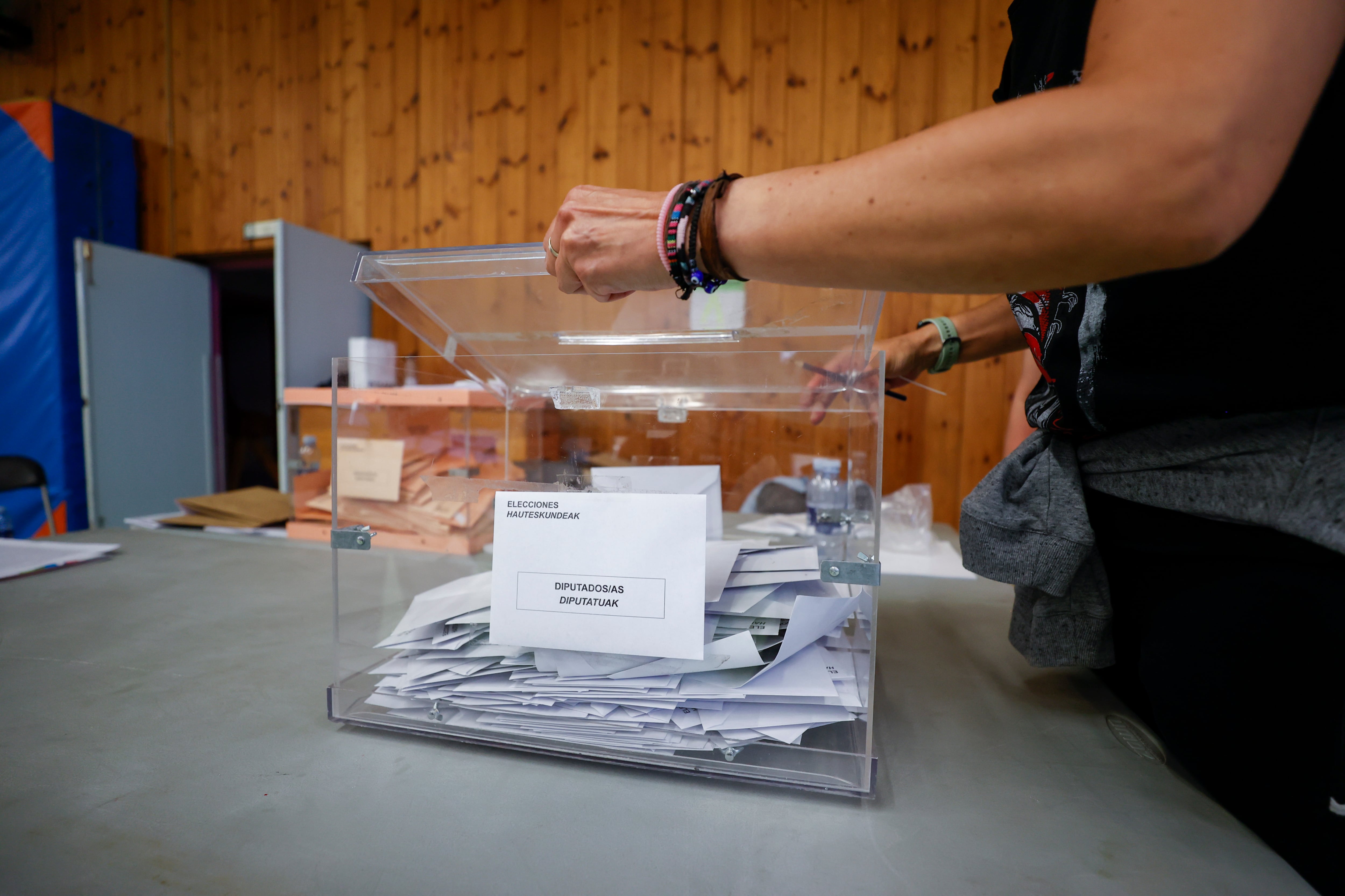 Recuento de votos tras el cierre de los colegios electorales el pasado 23 de julio