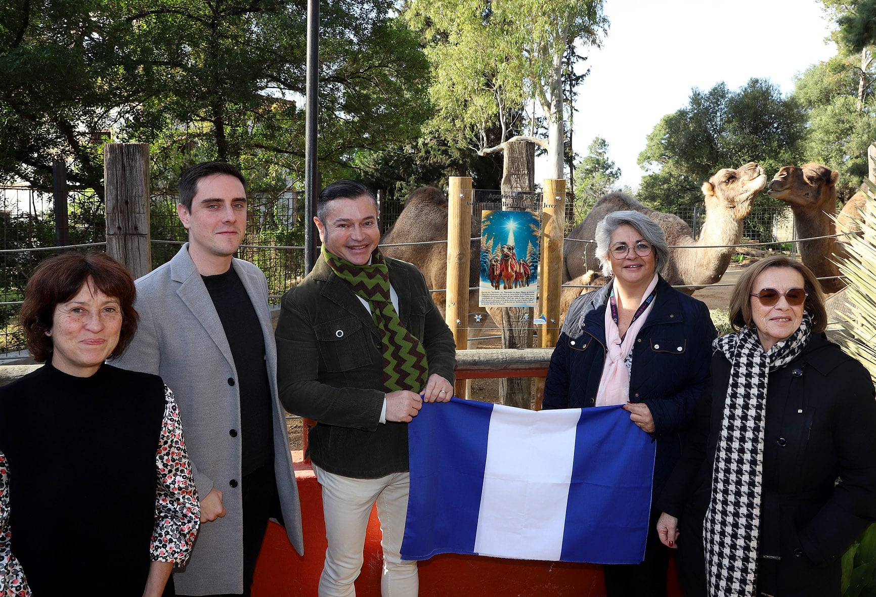 El cartero real Asad ya cuida de los camellos de los Reyes Magos en el Centro de la Biodiversidad  Zoobotánico