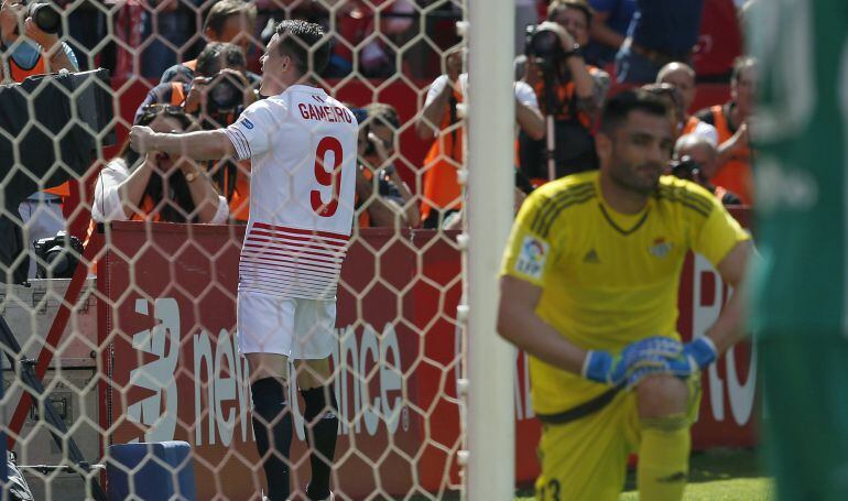El delantero francés del Sevilla Kevin Gameiro celebra el gol marcado ante el Betis
