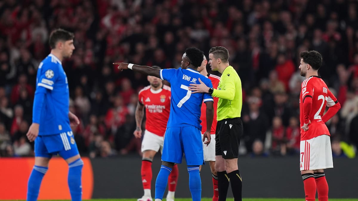 Vinicius denuncia insultos racistas de Prestianni: el argentino se tapó la boca con la camiseta e insultó al brasileño tras el 0-1