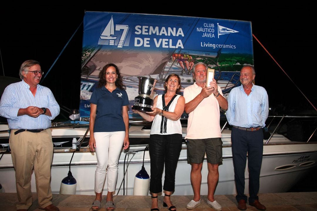 Almazán recogiendo el trofeo al mejor armador del año.