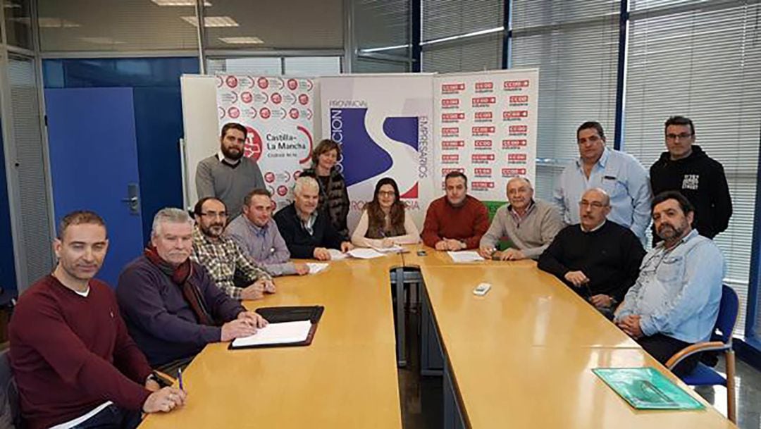 José Ángel está de pie, el segundo a la derecha. La foto es de mayo de 2017, durante la firma del convenio del Metal de Ciudad Real