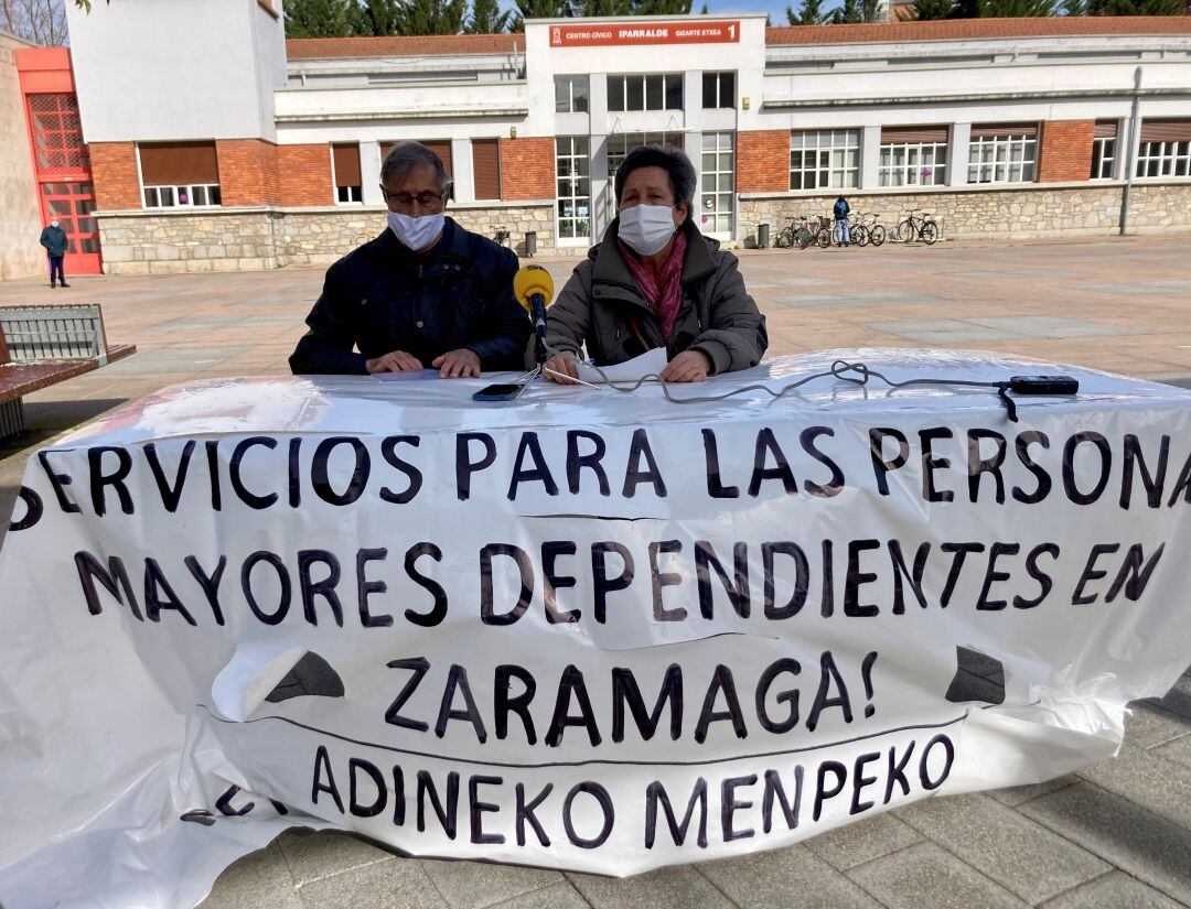 A la izquierda, José Mari Quirce; a la derecha, Celia de Vicente, miembros de la Asociación de Vecinos y Vecinas Bizigarri 