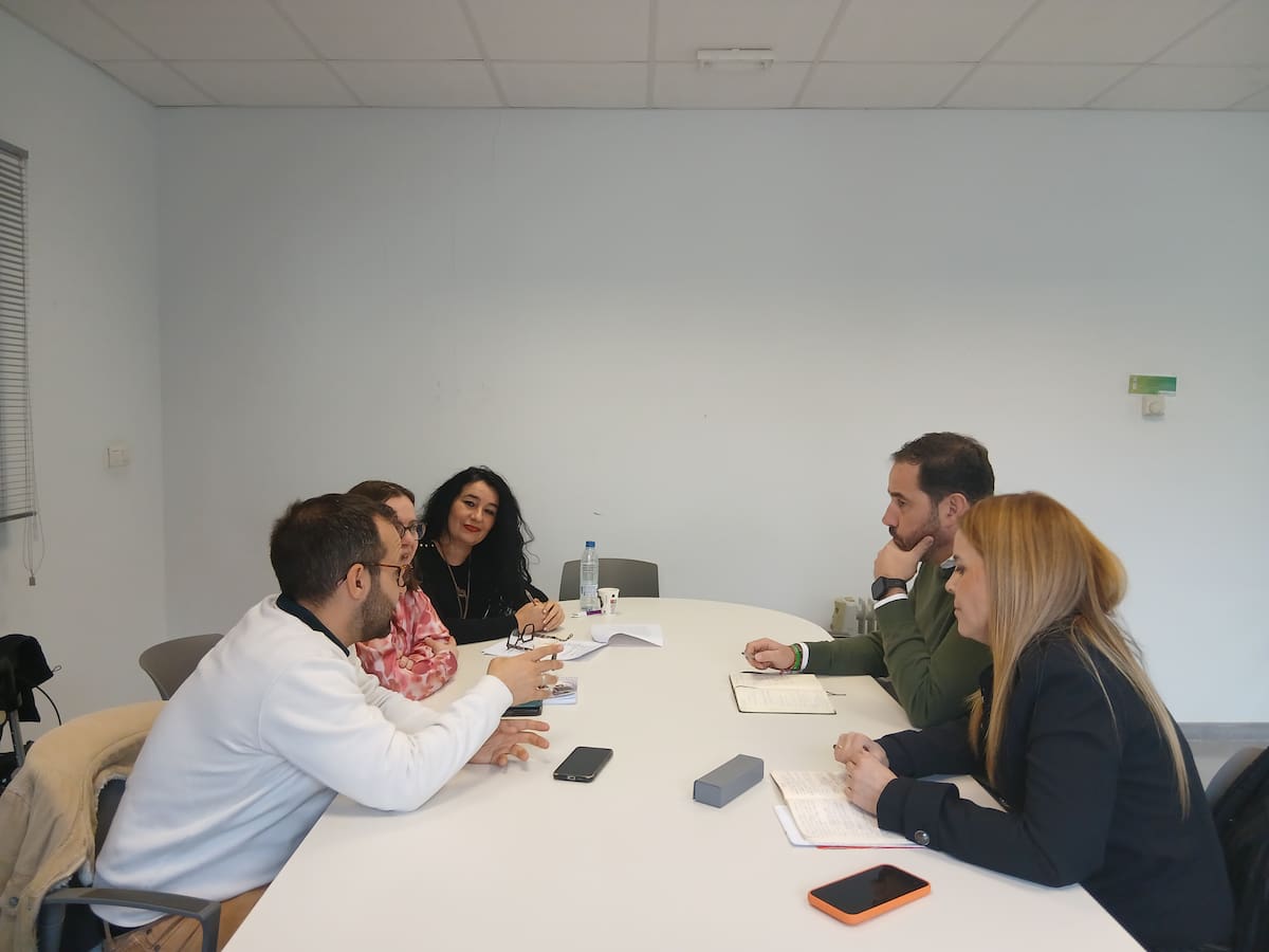 El PSOE exige una “perspectiva transversal de discapacidad” tras reunirse con COCEMFE