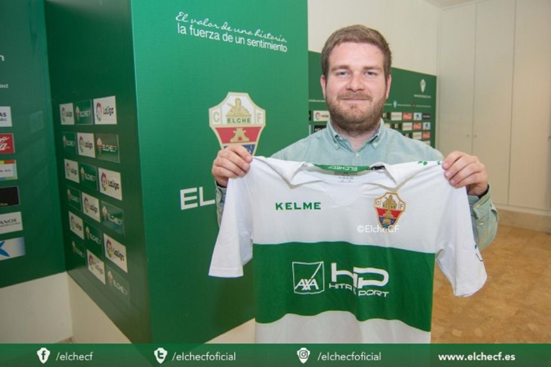 Pablo Conejero posa en el Martínez Valero con la camiseta del Elche CF Sala