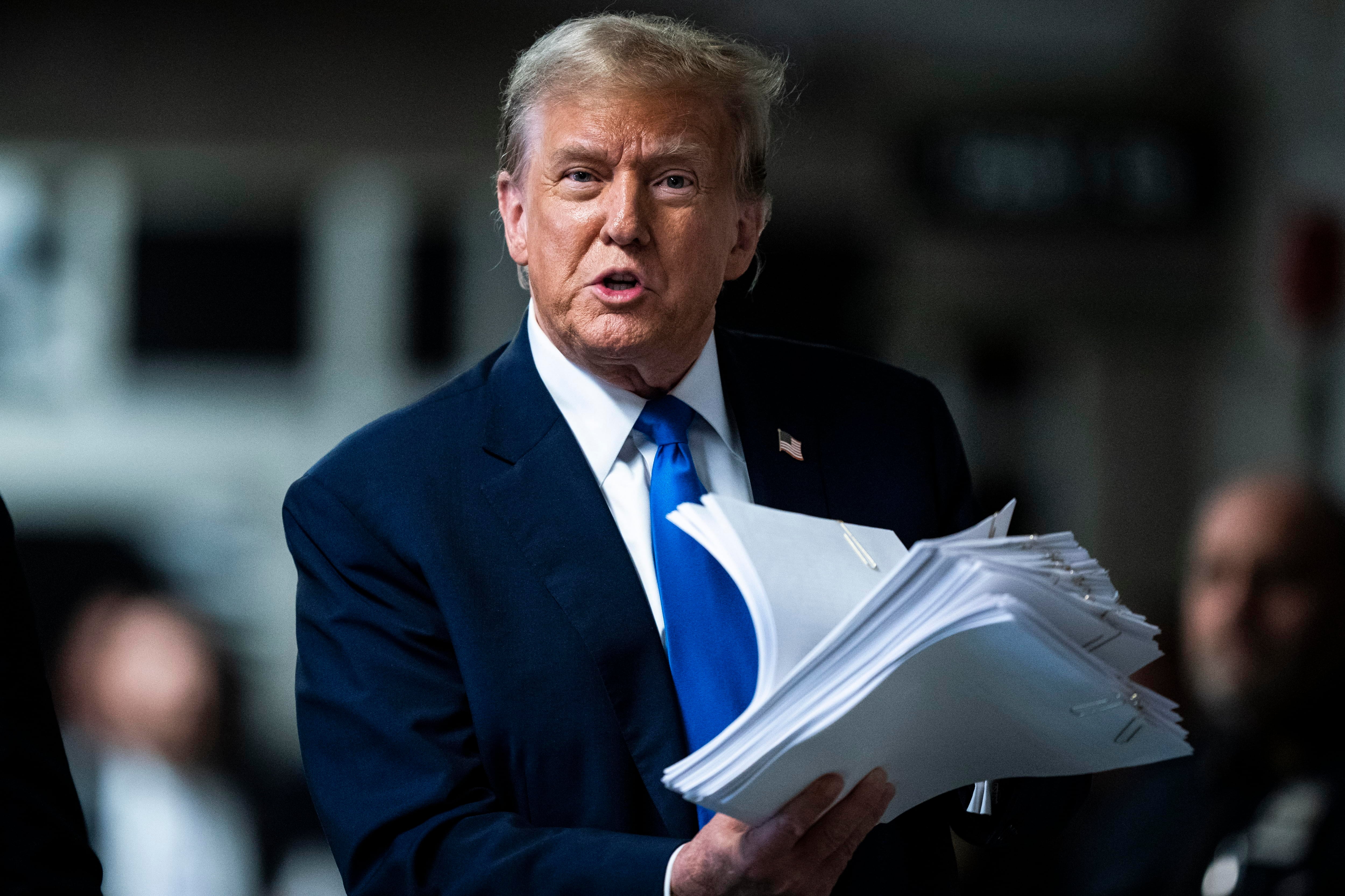 Fotografía de archivo del 18 de abril 2024 del expresidente de los Estados Unidos Donald Trump con documentos a su salida de una audiencia en una corte de Manhattan en Nueva York (EEUU)