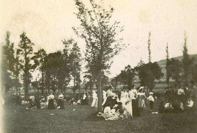 Gente en la romería de Olárizu en 1900