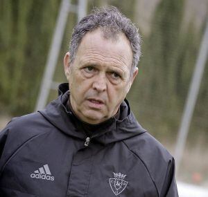 GRA087. PAMPLONA, 20/11/2016.- El entrenador de Osasuna, Joaquín Caparrós, tras dirigir el entrenamiento de los &#039;rojillos&#039; hoy en las instalaciones de Tajonar donde se ha mostrado &quot;ilusionado&quot; con su debut en el equipo navarro, mañana ante el Leganés en B